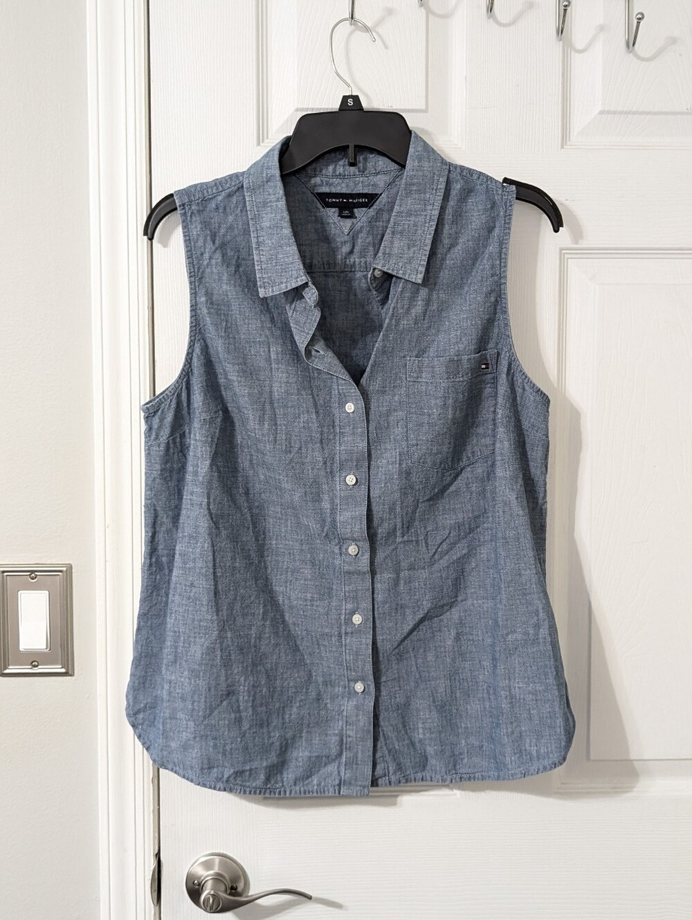Tommy Hilfiger Sleeveless Chambray Button-Down Top - Blue